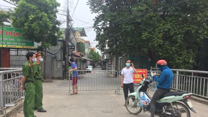 Hà Nội: Ra ngoài không cần thiết, 7 người dân bị phạt 14 triệu đồng
