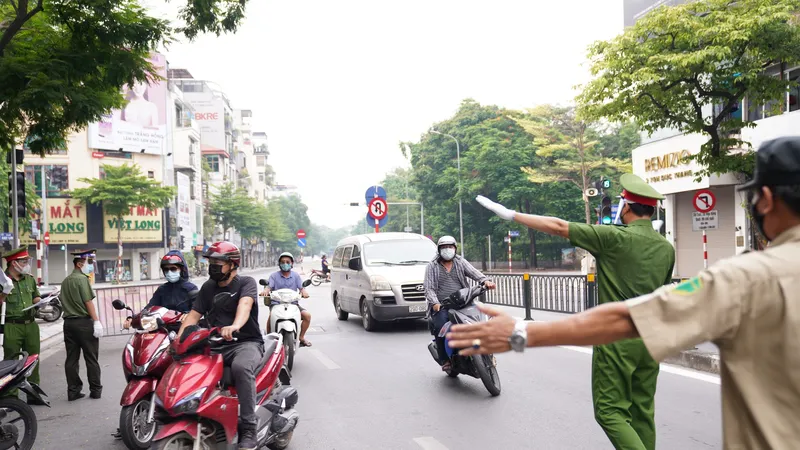 Hà Nội triển khai 6 tổ công tác xử lý nghiêm người ra đường không lý do