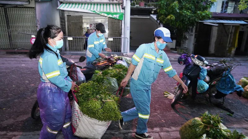 Nữ công nhân góp tiền mua rau giúp người khó khăn