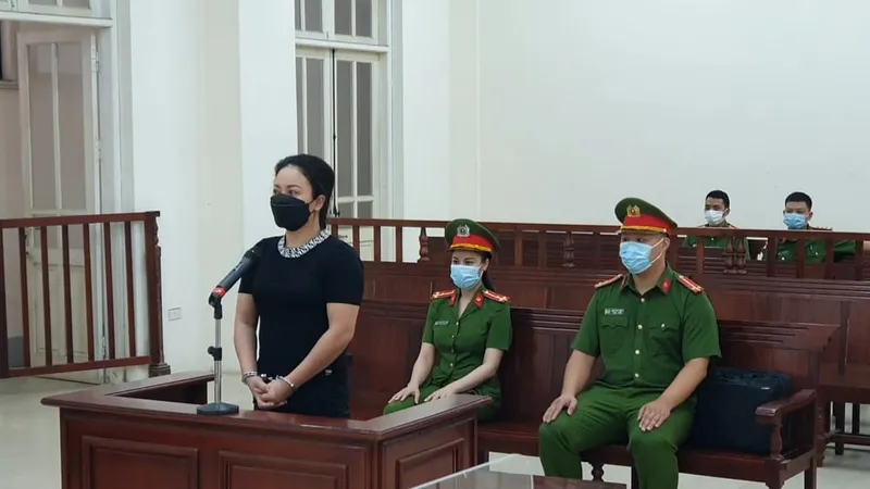 Cho khách hát karaoke trong mùa dịch, chủ quán bị phạt 12 tháng tù