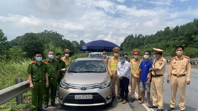 Cảnh sát giao thông phát hiện 2 đối tượng nghi vận chuyển ma túy