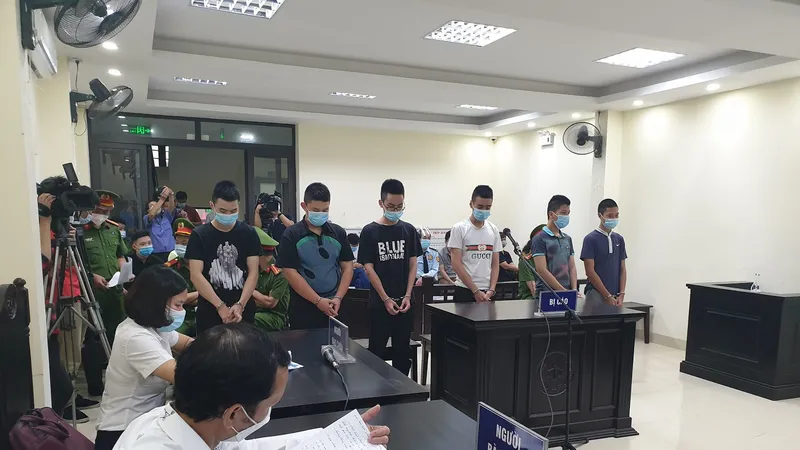 Tuyên án 6 thanh niên giả lực lượng chống dịch để cưỡng đoạt tiền người đi đường