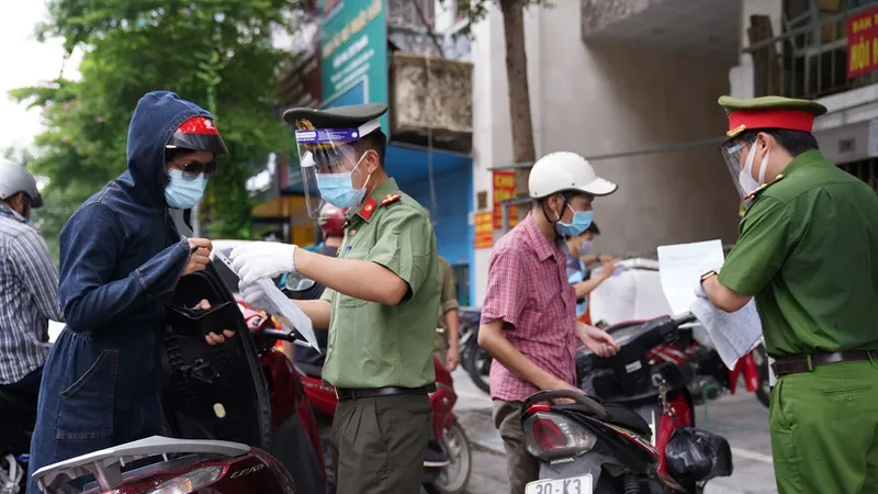 Thắc mắc về giấy đi đường ở Hà Nội, gọi số điện thoại nào?