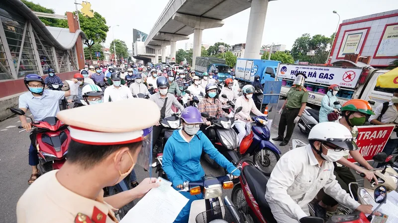 Ùn tắc khi qua chốt để vào “vùng đỏ” ở Hà Nội