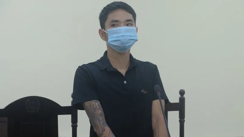 12 tháng tù giam cho thợ cắt tóc giật tóc cán bộ chốt kiểm soát