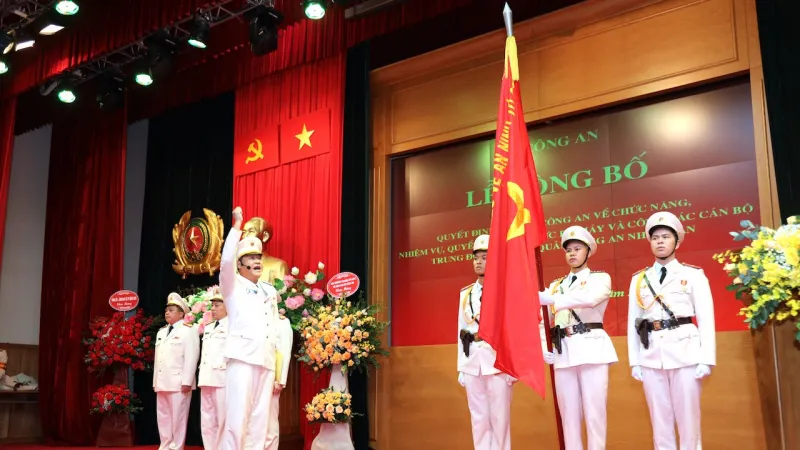Ra mắt Trung đoàn Không quân Công an nhân dân