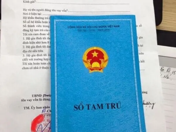 Cảnh sát khu vực làm giả sổ tạm trú
