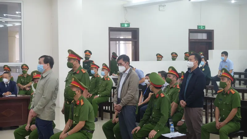 Các bị cáo tại phiên tòa. Ảnh: NAM ANH