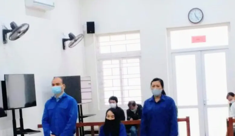 Làm giả giấy tờ để tổ chức cho người khác ở lại Việt Nam