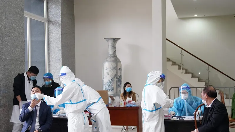 Luật sư và người dự phiên tòa dự án cao tốc Đà Nẵng - Quảng Ngãi xếp hàng test Covid-19