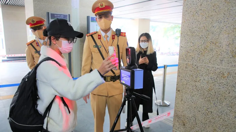 Lắp đặt thử nghiệm hệ thống camera quét mã QR tại ga Cát Linh