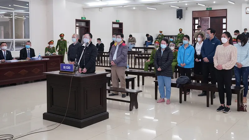 Đang xét xử 10 bị cáo về hành vi “Giả mạo trong công tác” tại Trường Đại học Đông Đô