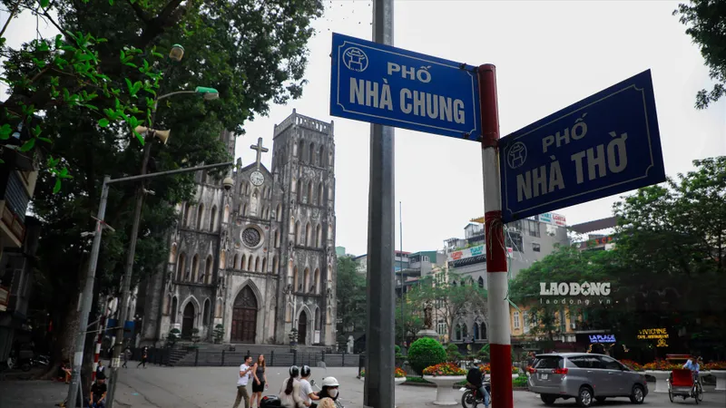 Hà Nội: Từ 17 giờ 30 hôm nay, cấm ô tô, xe máy vào phố Nhà thờ