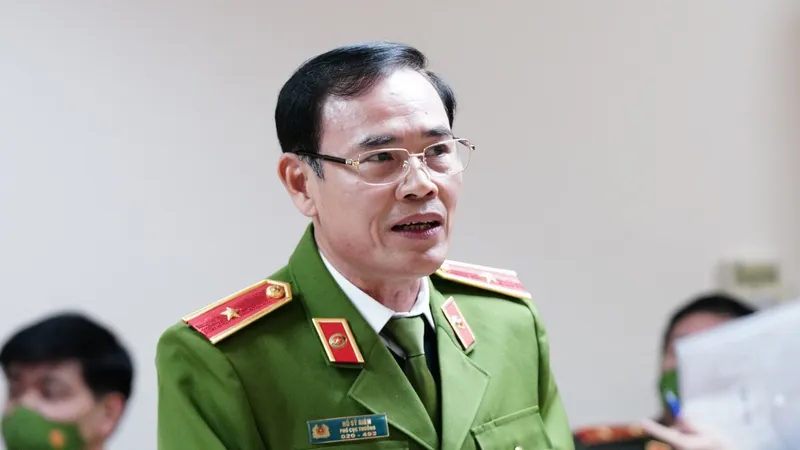 Thiếu tướng Niêm thông tin tại buổi họp báo. Ảnh: ĐỖ TRUNG