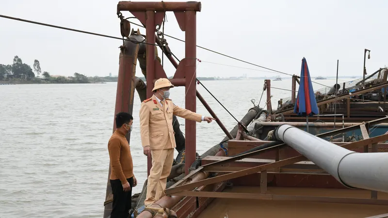 Phát hiện đường dây khai thác cát trái phép “khủng” trên sông Hồng
