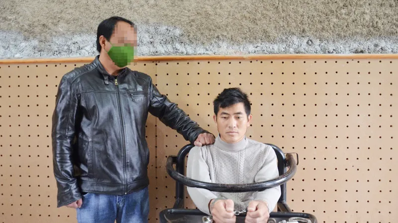 Giấu 99 bánh heroin và 1kg ma túy đá trong lốp xe ô tô