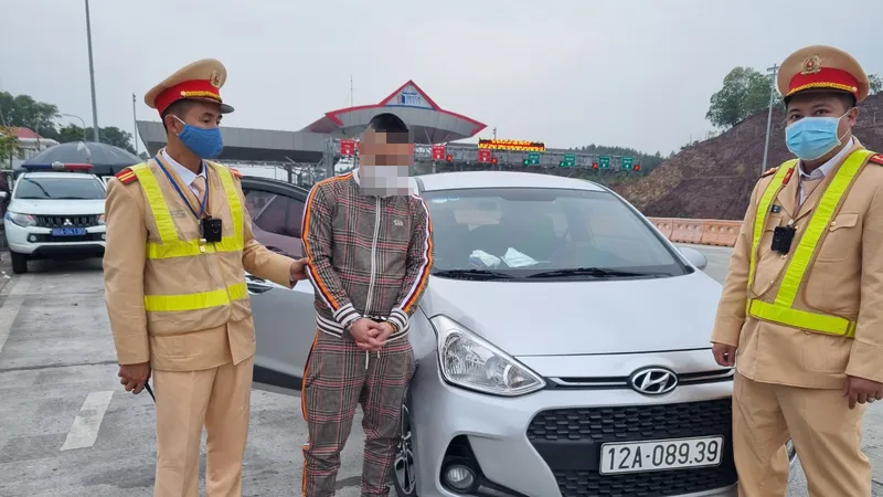 Lực lượng chức năng kiểm tra lái xe có nhiều biểu hiện bất thường 