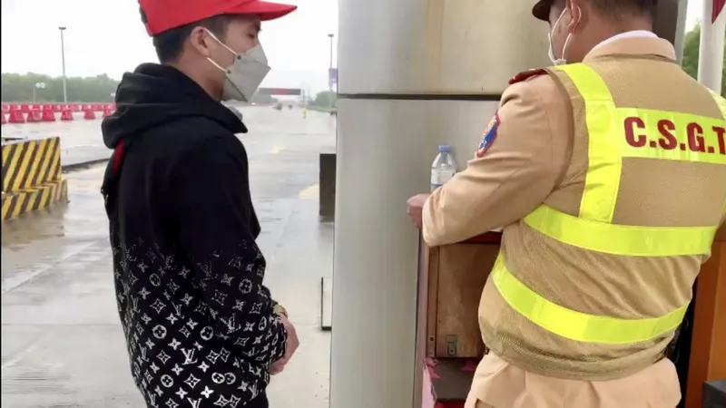 Lái xe dương tính với ma túy khai đi chúc tết được bạn mời dùng ma túy