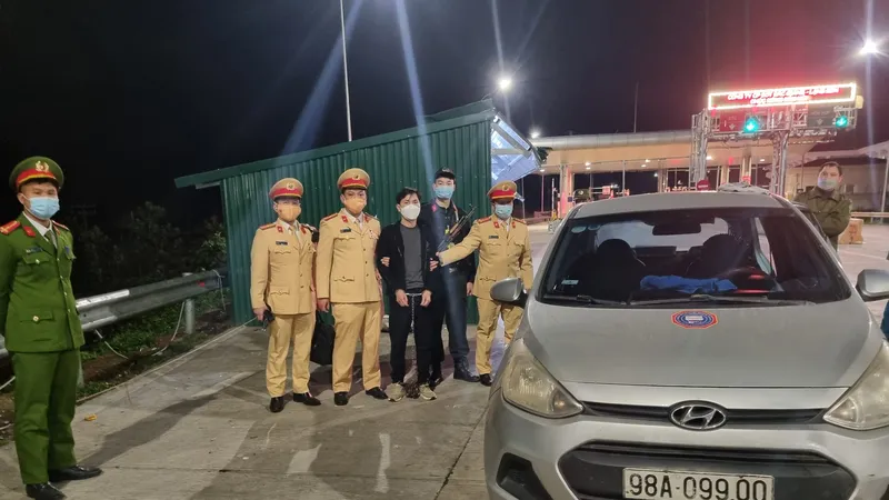 Cảnh sát giao thông kịp thời ngăn chặn tài xế vận chuyển ma túy