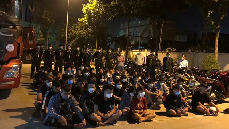 Vây bắt 43 thanh thiếu niên đua xe giữa đêm khuya