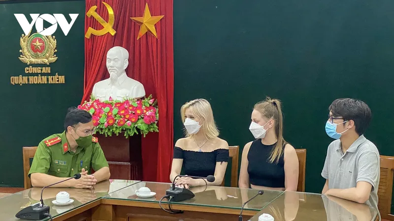 Tạm giữ hình sự tài xế lấy điện thoại của 2 du khách Nga