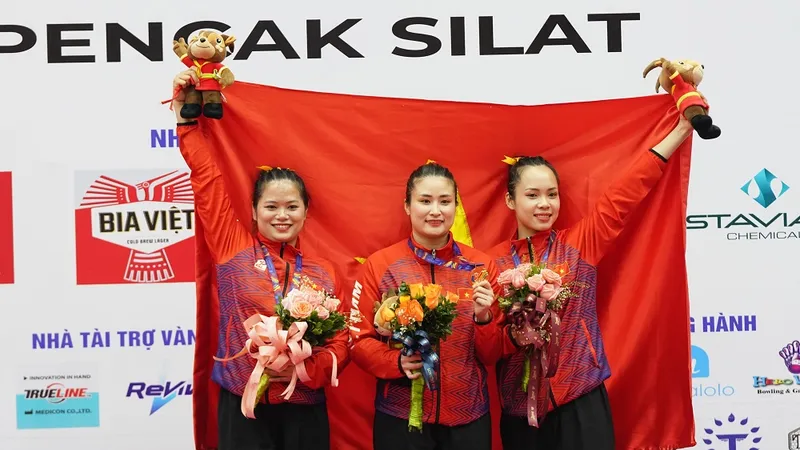 Các nữ tuyển thủ Pencak Silat rạng rỡ sau chiến thắng. Ảnh: ĐỖ TRUNG