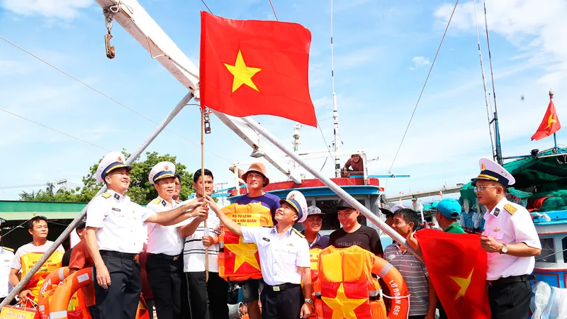 Thăm, khám sức khỏe cho gần 100 ngư dân tỉnh Ninh Thuận