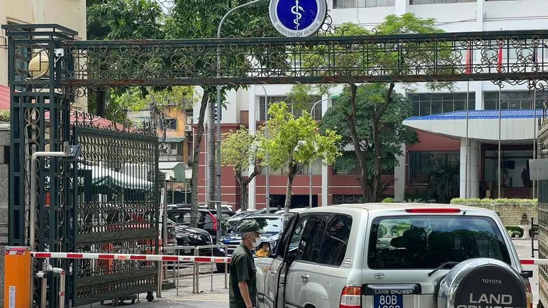 Xe công an xuất hiện tại trụ sở Bộ Y tế