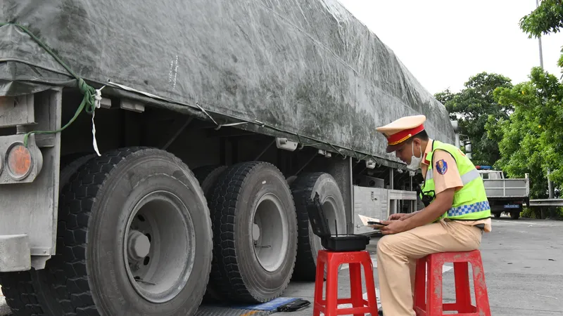 Tước phù hiệu đối với lái xe chở quá tải trên cao tốc Pháp Vân – Cầu Giẽ