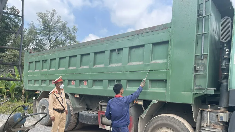 Cảnh sát giao thông xử lý gần 2.700 xe ô tô cơi nới