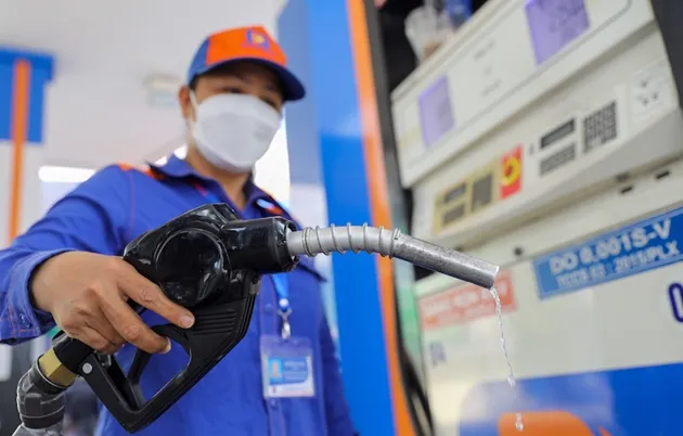Yêu cầu Bộ Công thương báo cáo nhiều vấn đề về kinh doanh xăng dầu