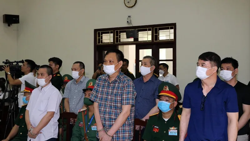 Xét xử nhiều cựu sĩ quan trong đường dây buôn lậu xăng dầu