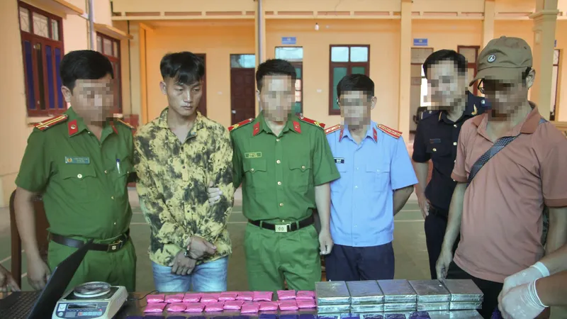  Bắt 1 đối tượng, thu 10 bánh heroin và 18.000 viên ma túy