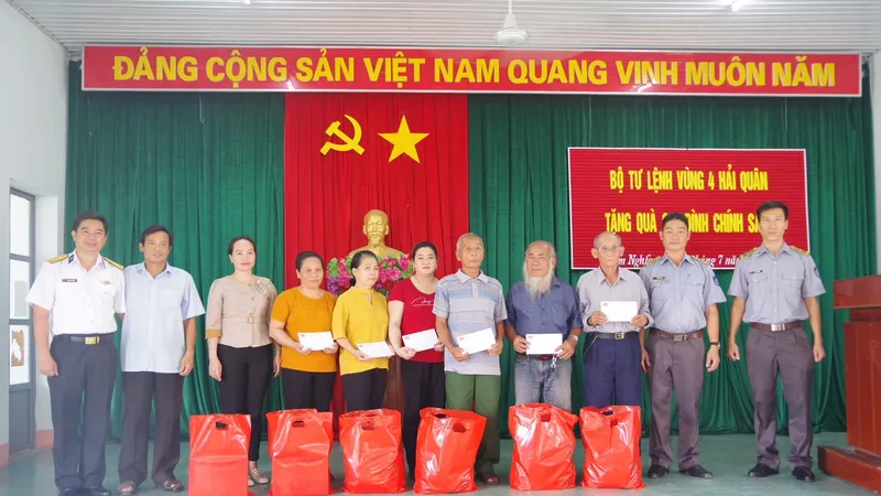 Bộ tư lệnh Vùng 4 Hải quân tặng quà gia đình chính sách 