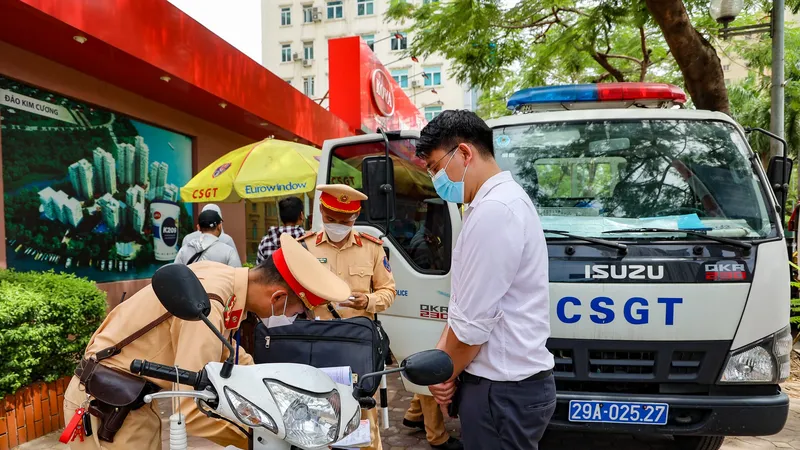 Hàng trăm trường hợp không hợp tác khi kiểm tra nồng độ cồn