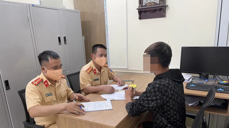 Không biết đường, tài xế ô tô tải chạy ngược chiều trên cao tốc