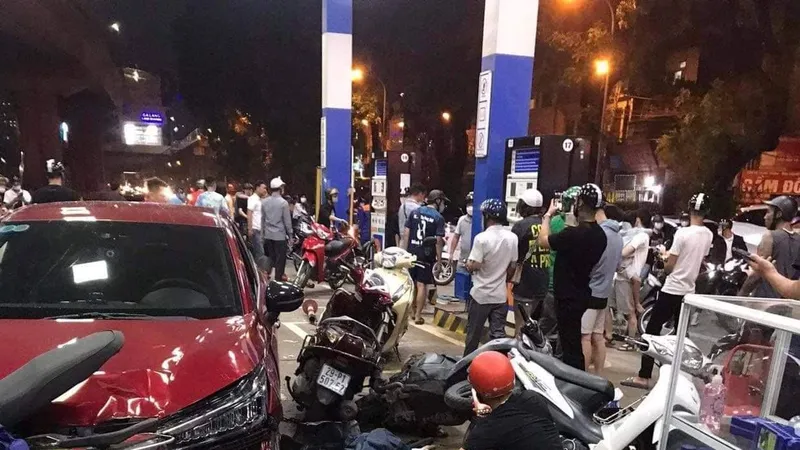 Ô tô tông nhiều xe máy khi đang đổ xăng ở Hà Nội