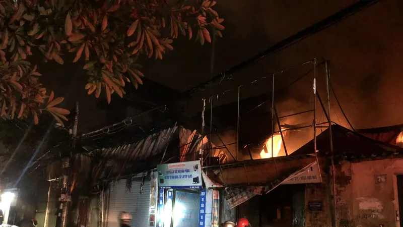 Hà Nội: Cháy 2 ki ốt lúc rạng sáng 
