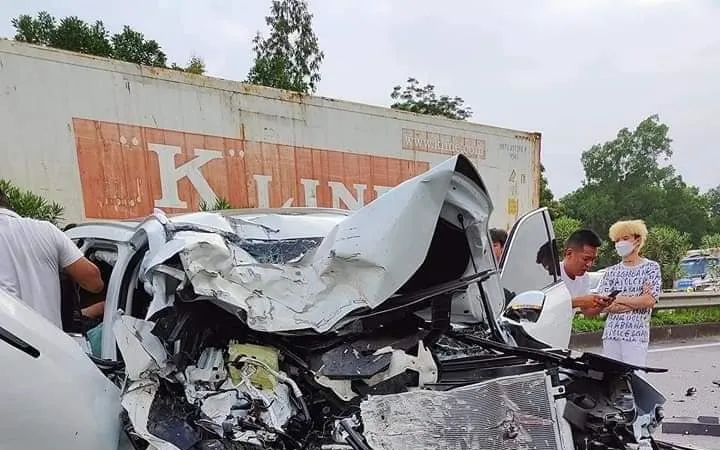 Xe ô tô biến dạng trên cao tốc Nội Bài - Lào Cai