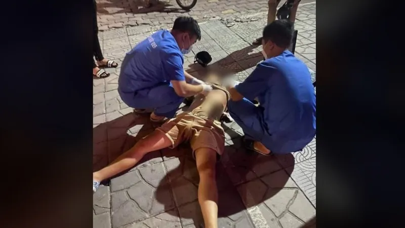 Điều tra nam thanh niên bị đâm giữa phố, bạn gái bị bắt lên taxi