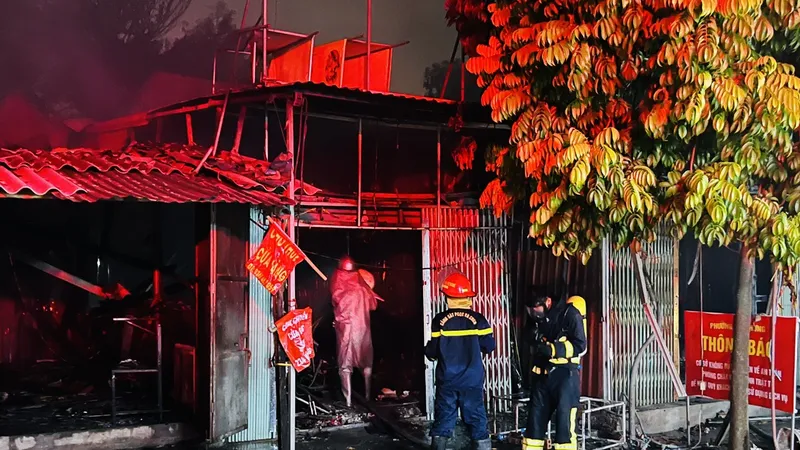 Hà Nội: Cháy lớn quán “hát cho nhau nghe” tại quận Hoàng Mai