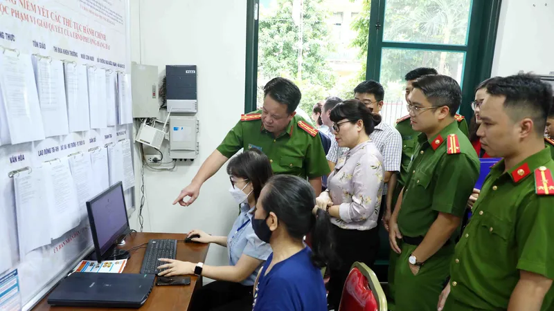 Công an hướng dẫn các bước giao dịch hành chính thay thế sổ hộ khẩu giấy