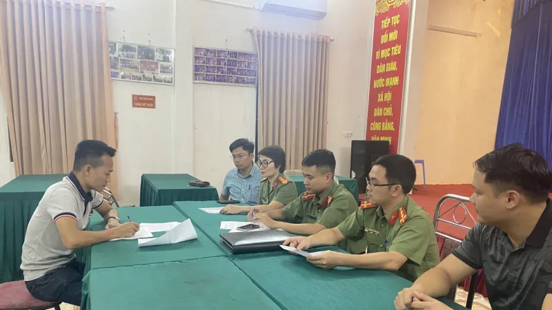 Công an làm việc với 2 người tung tin sai sự thật về thị trường tài chính, chứng khoán