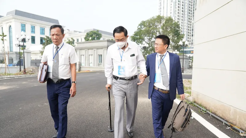 Cựu Thứ trưởng Bộ Y tế Cao Minh Quang được luật sư dìu tới tòa