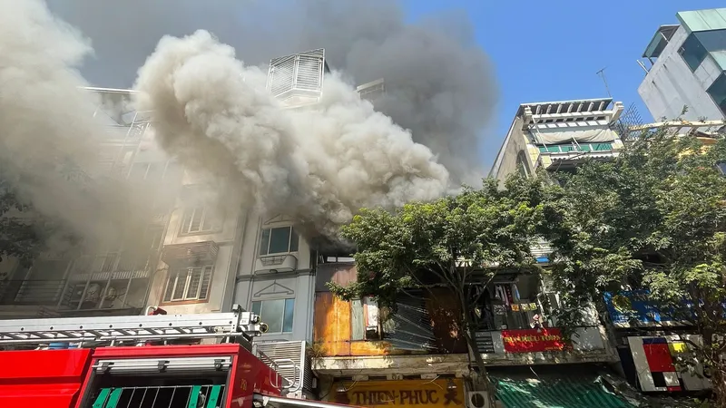  Hà Nội: Cháy lớn tại cửa hàng khung tranh trên phố Hàng Bông