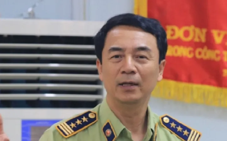Cựu cán bộ quản lý thị trường Trần Hùng bị cáo buộc nhận 300 triệu đồng trong vụ buôn sách giả
