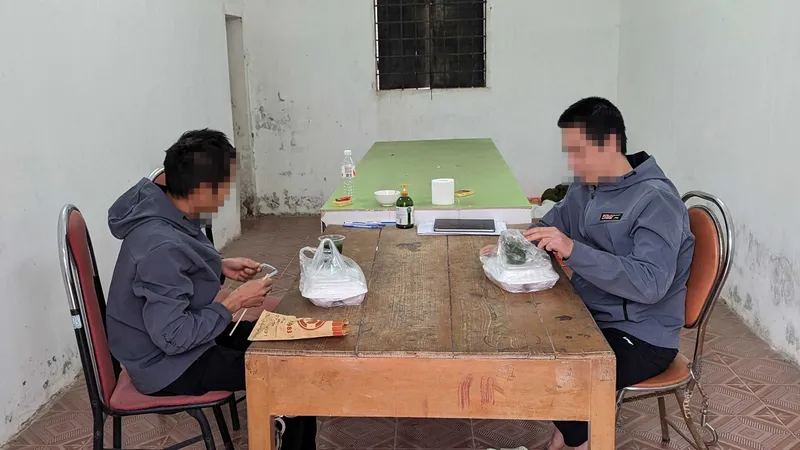 2 thanh niên "liều chết" trốn về Việt Nam