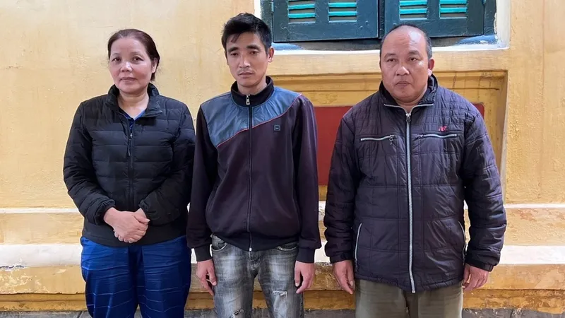 Tạm giữ 3 người mua bán tem, vé giả dịp giáp tết 