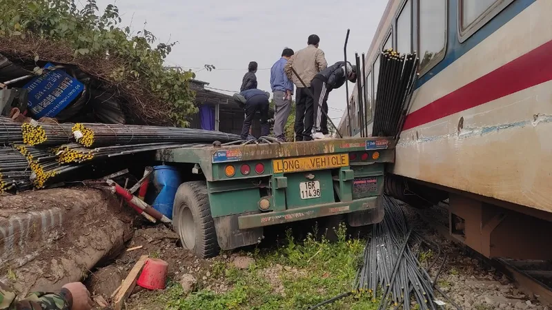 Điều tra vụ xe đầu kéo chở sắt thép bị tàu hỏa đâm ở Hà Nội