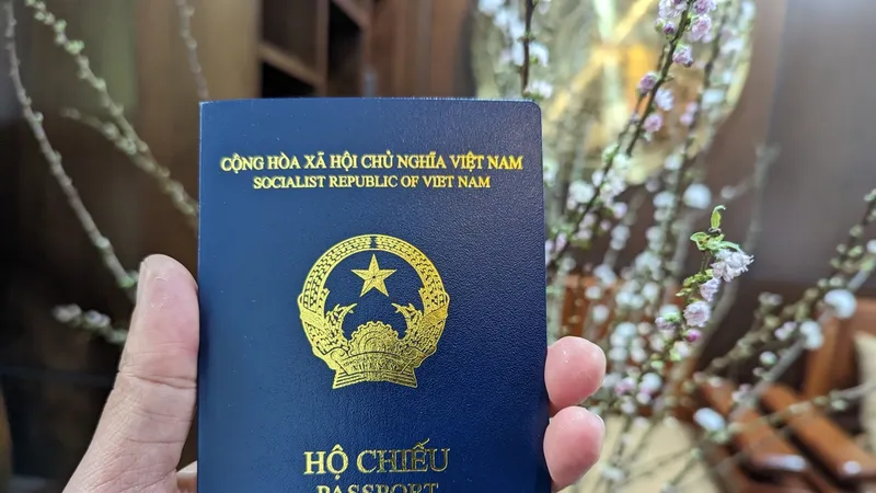 Mẫu hộ chiếu và mẫu giấy thông hành mới, áp dụng từ 15-8